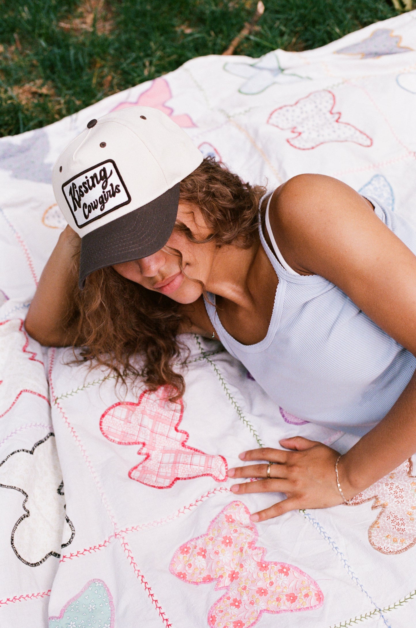 BROWN KISSING COWGIRLS HAT