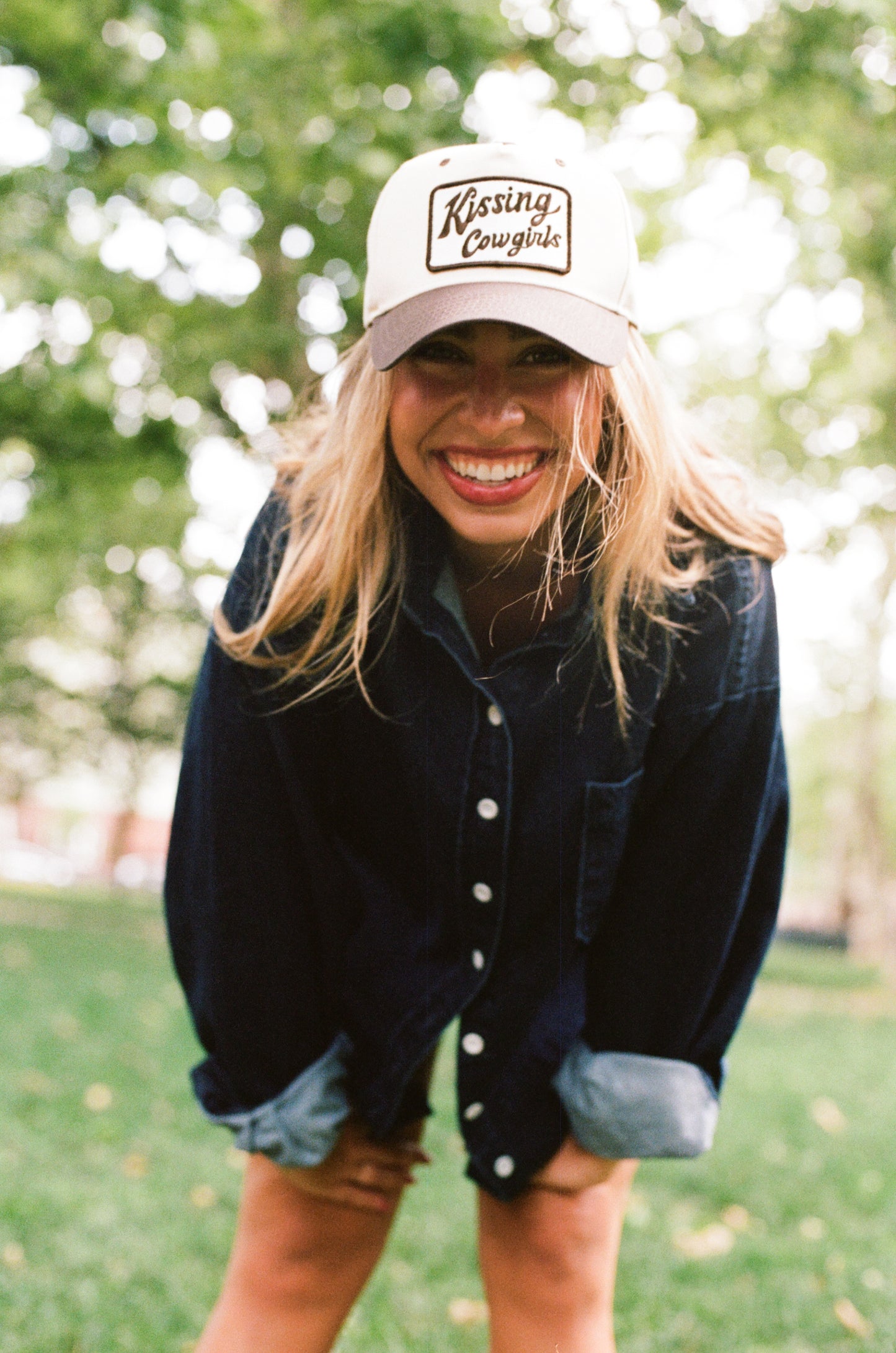 BROWN KISSING COWGIRLS HAT