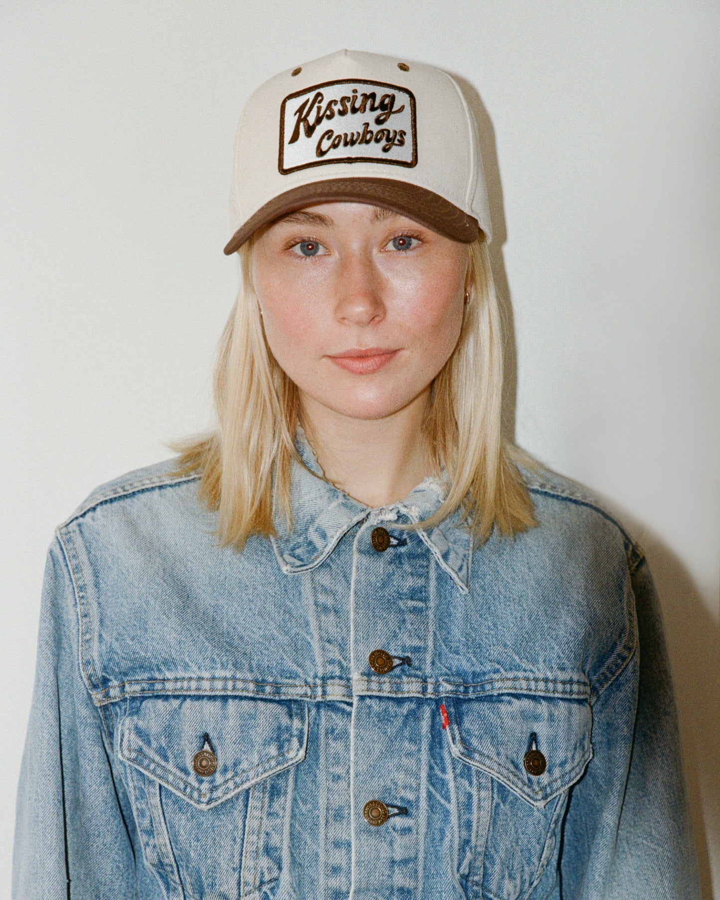 BROWN KISSING COWBOYS HAT