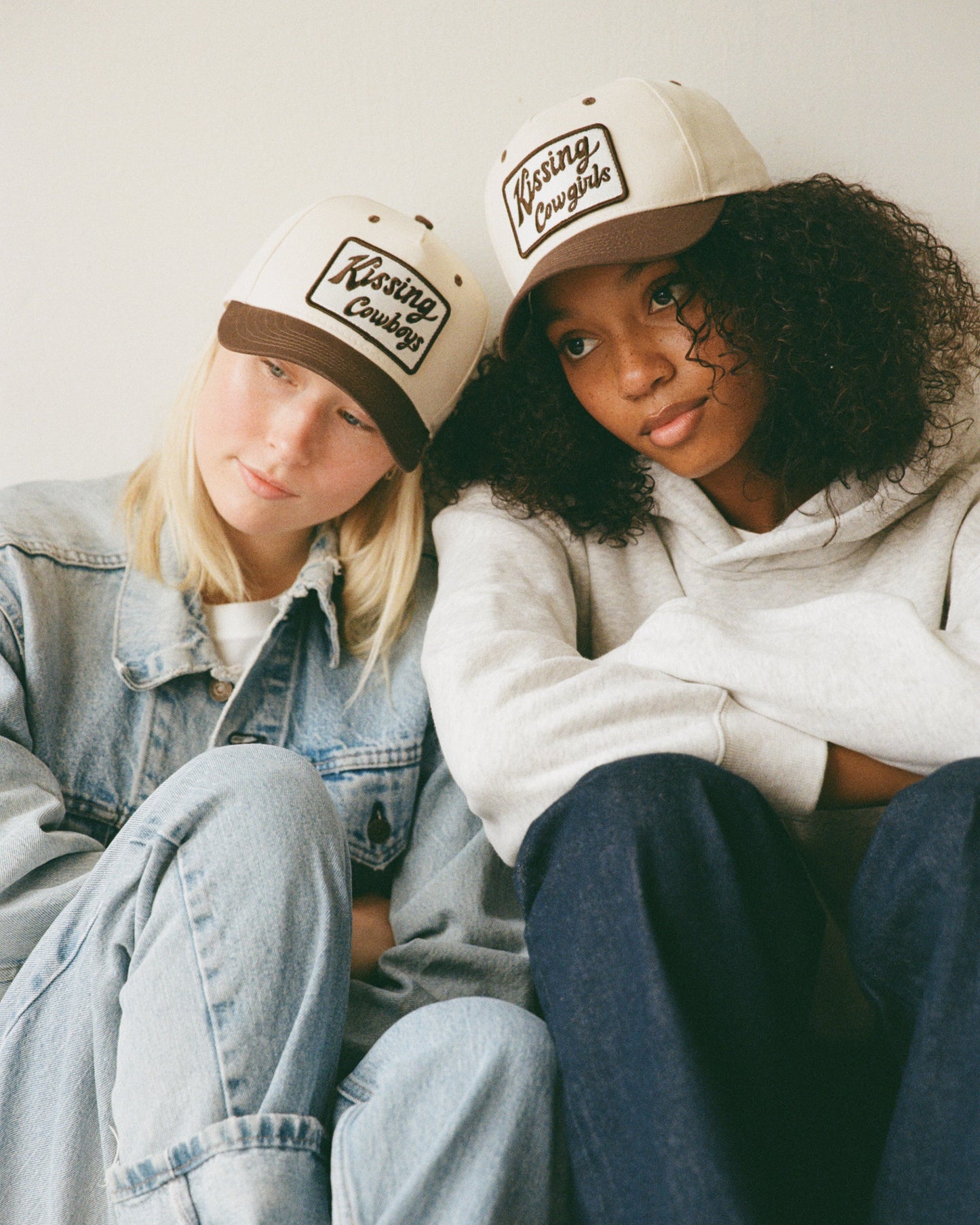 BROWN KISSING COWBOYS HAT