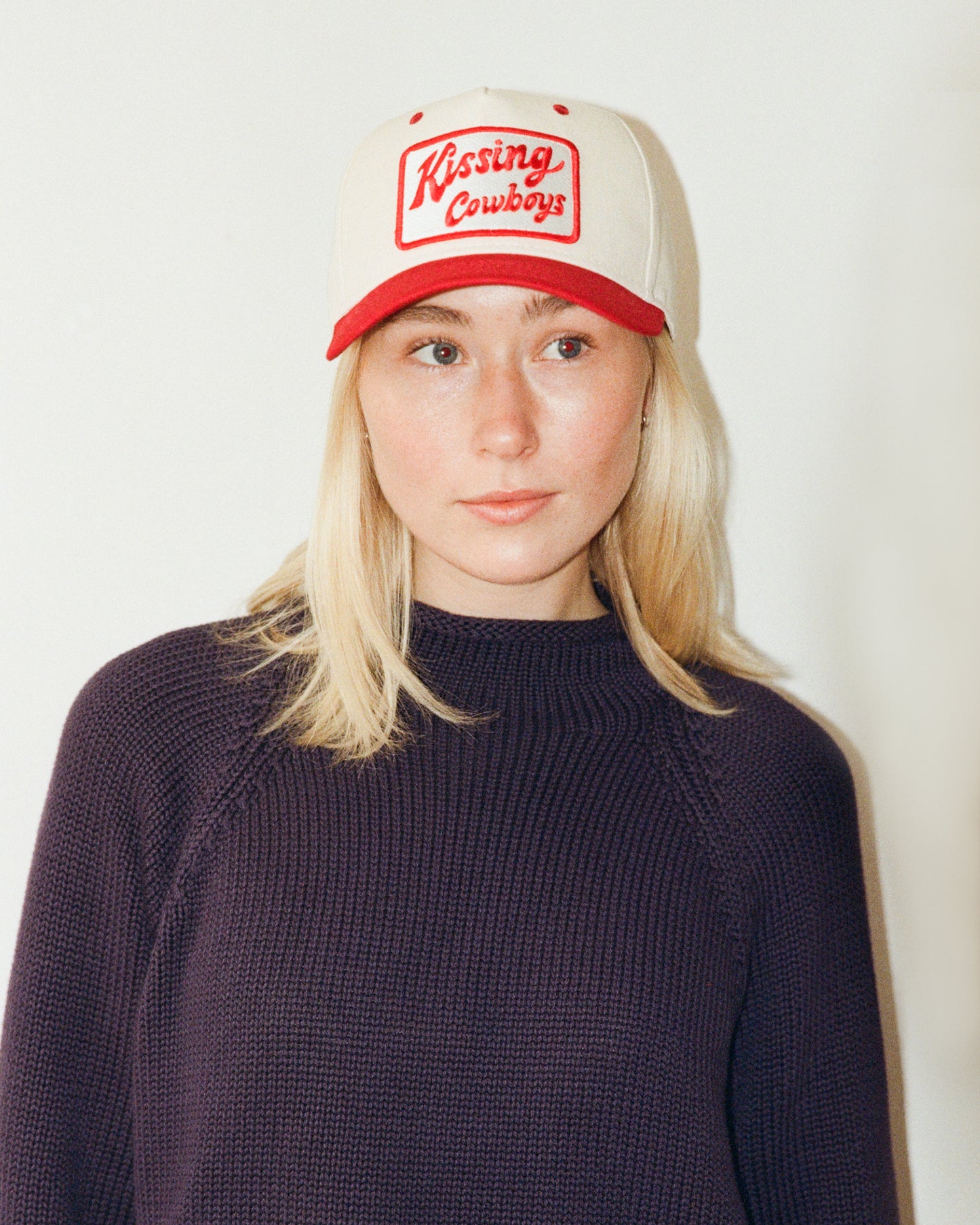 RED KISSING COWBOYS HAT