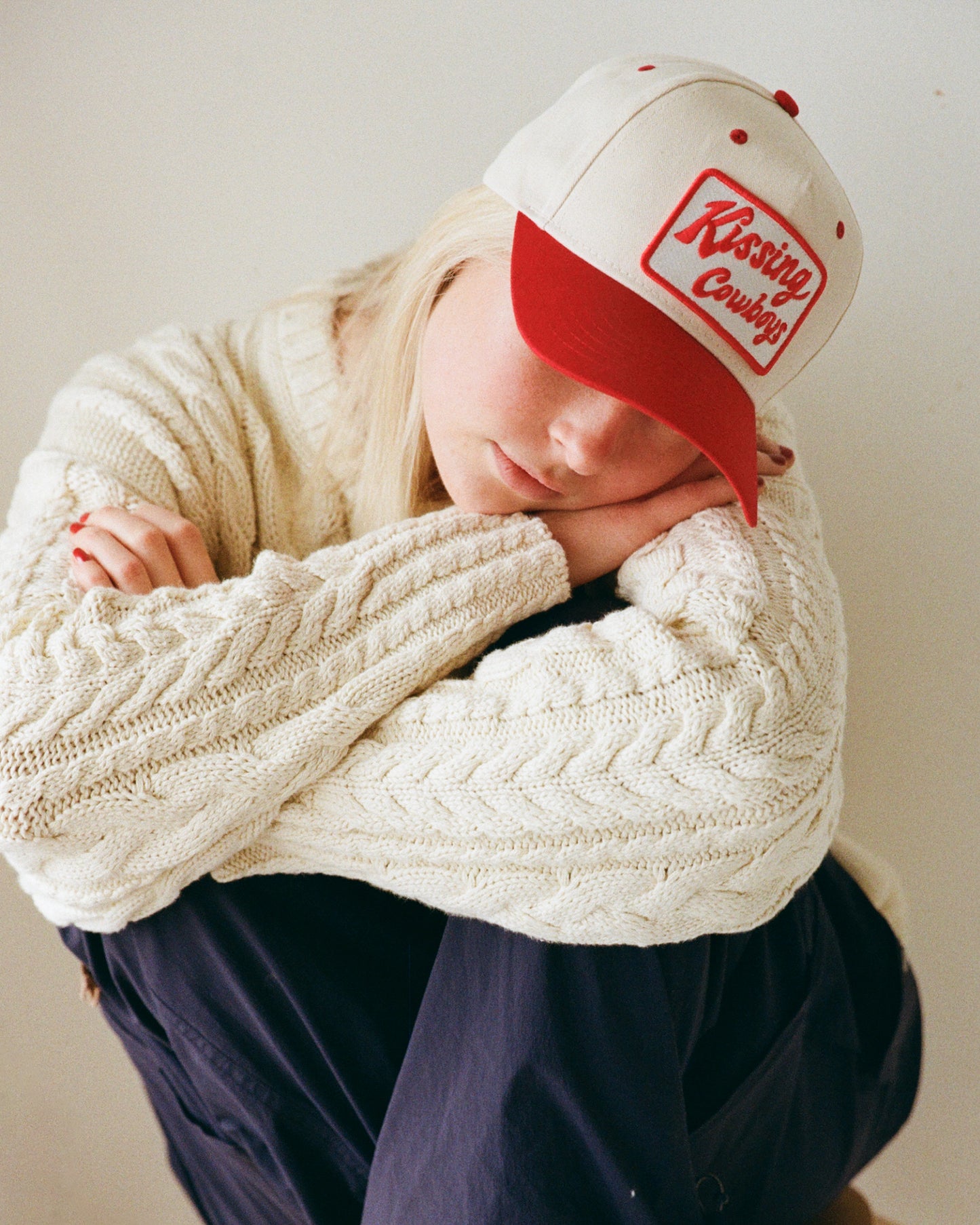 RED KISSING COWBOYS HAT